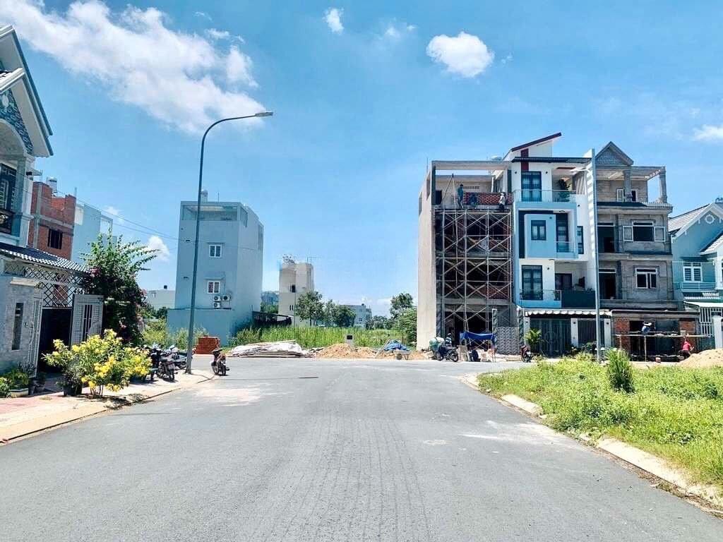 Cần chuyển nhượng lô đất MT Nguyễn Văn Linh Bình Hưng Bình Chánh, ngay sân đá bóng Nam Sài Gòn. Giá 2tỷ3/85m2 SHR XDTD.