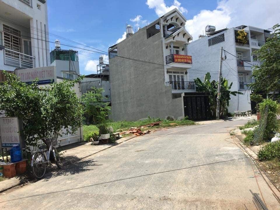 Sang nhượng lô đất MT Kênh Tân Hóa, Phường 3, Quận 11, giá chỉ 2,4 tỷ/90m2 sổ hồng riêng, XDTD,full Thổ Cư.