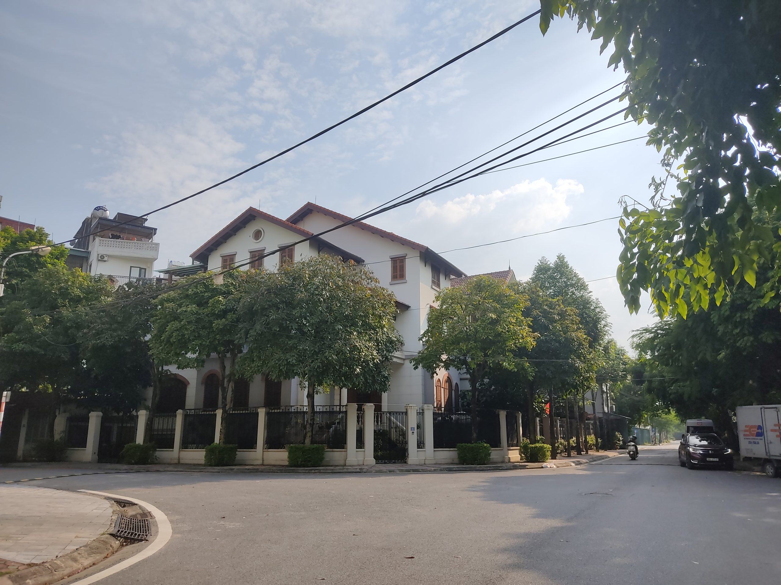 Hiếm có nhà mặt ngõ kinh doanh - Ô tô tránh- vỉa hè rộng- mặt tiền cực rộng