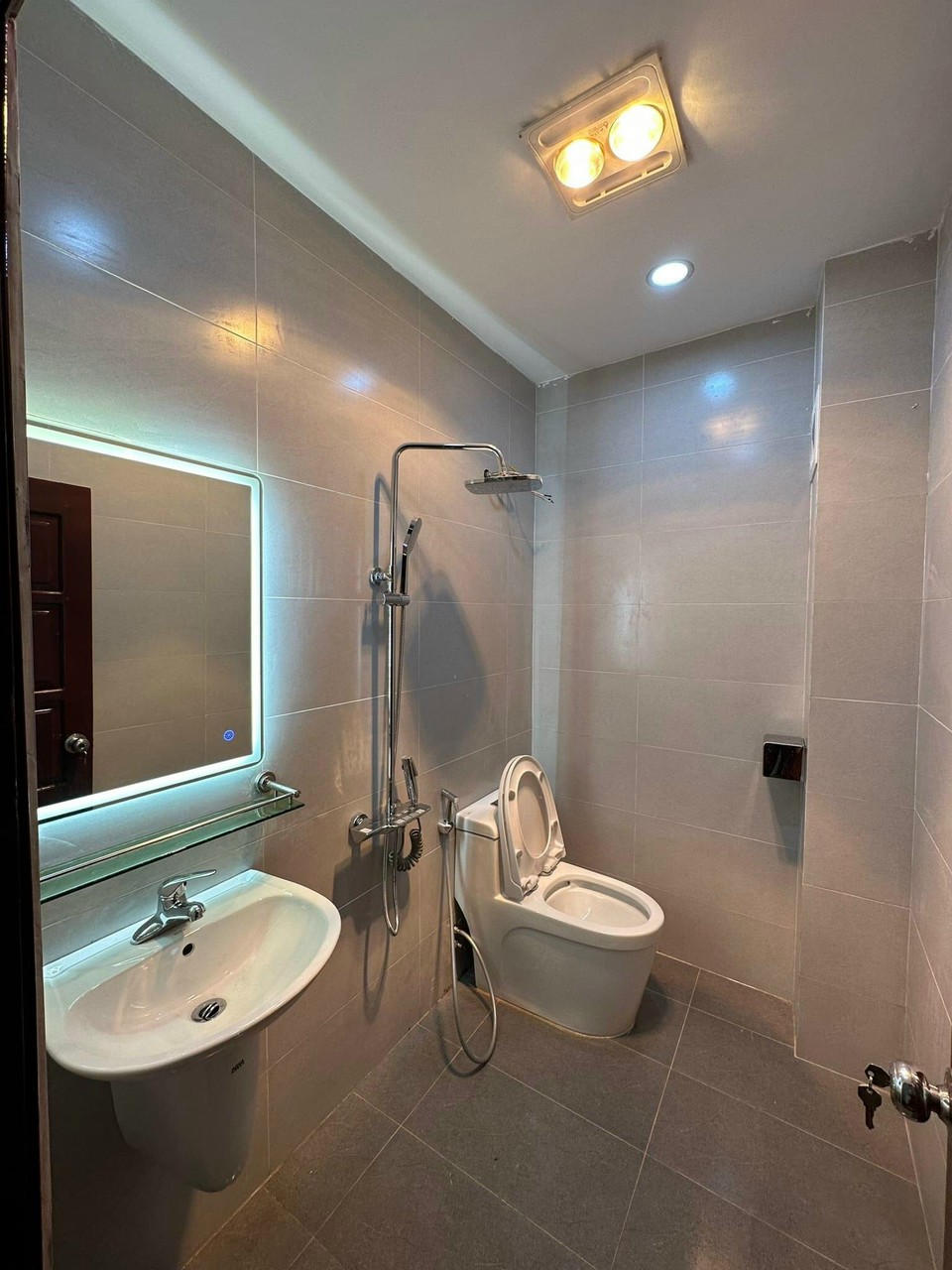 Pháo Đài Láng 43m2 x 5 tầng , giá 6.4 tỷ Đống Đa, bán nhanh trong tháng lấy tiền con trai cưới vợ, ngõ thẳng đẹp, rộng rãi, thoáng, khu cán bộ an ninh cao