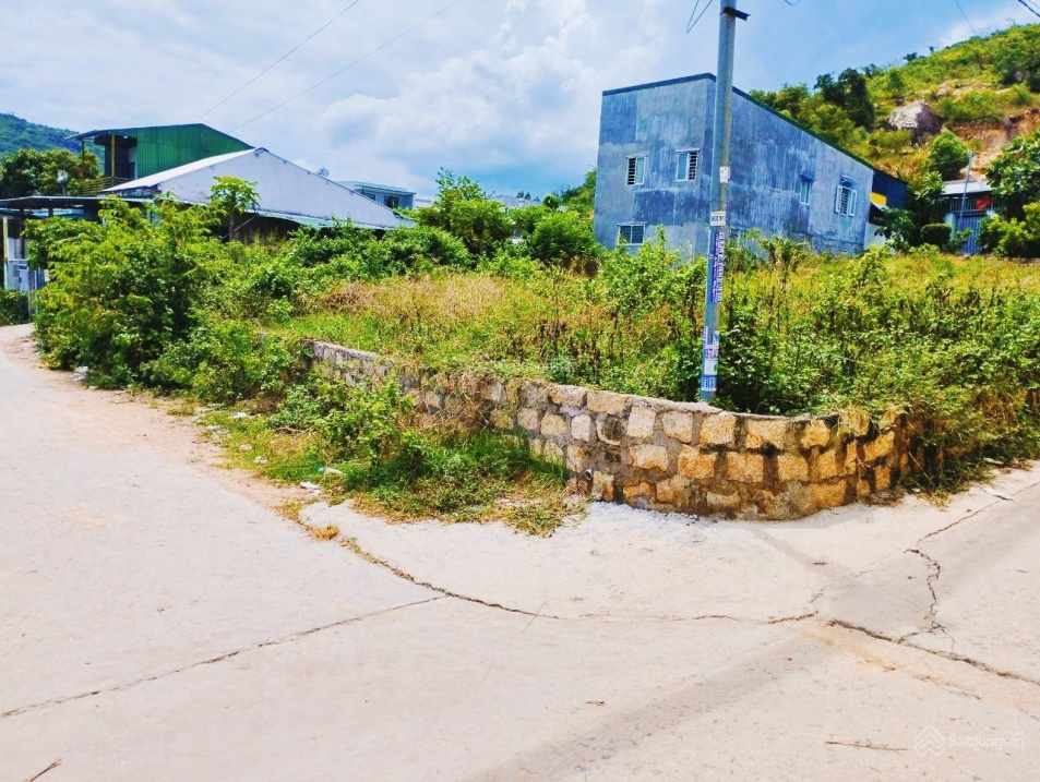 Lô 3 mặt tiền - Hòn Nghê gần Đại Học Thái Bình Dương