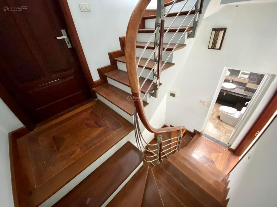 Mặt phố Hoàng Cầu giao Trần Quang Diệu - DT gần 100m2 - ô tô dừng đỗ ngày đêm - kinh doanh - lô góc