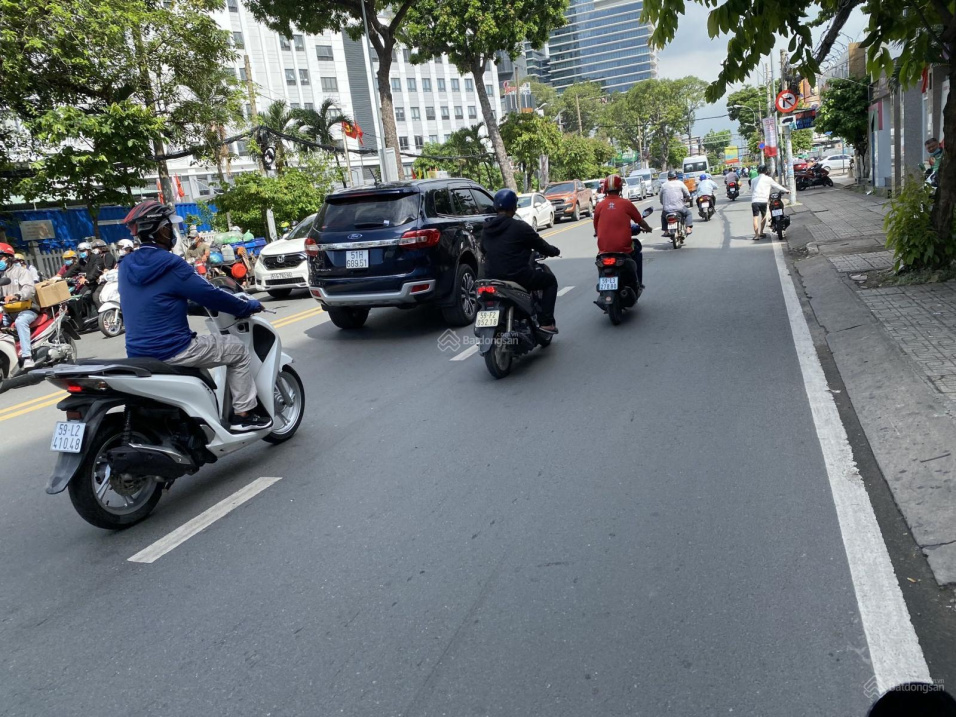 Ngân hàng bán 2 nền đất MT đường 3 Tháng 2, Quận 10, đối diện Học Viện Hành Chính, SHR