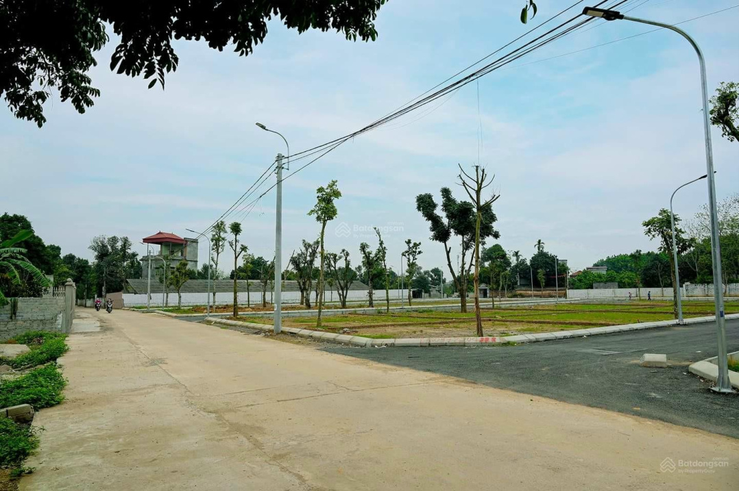 Nhà em cần bán lô đất mặt đường gần QL21. Thuận tiện kinh doanh, xây trọ. 5p ra khu ĐHQG và CNC