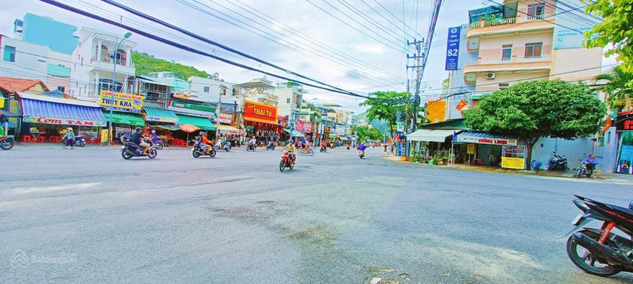 Nhà phố - mặt tiền đường 2/4 - dưới dốc Đại Học Nha Trang