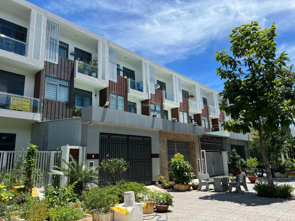 Nhà phố thương mại P30 mặt tiền đường 3/2, 5x23.75m, 3 tầng, sổ hồng, Phú Cường Kiên Giang