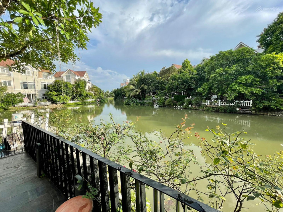 SĐCC bán BT Hoa Phượng 300m2, 61 tỷ, view sông to, hoàn thiện thoáng, VinhomRiverside.