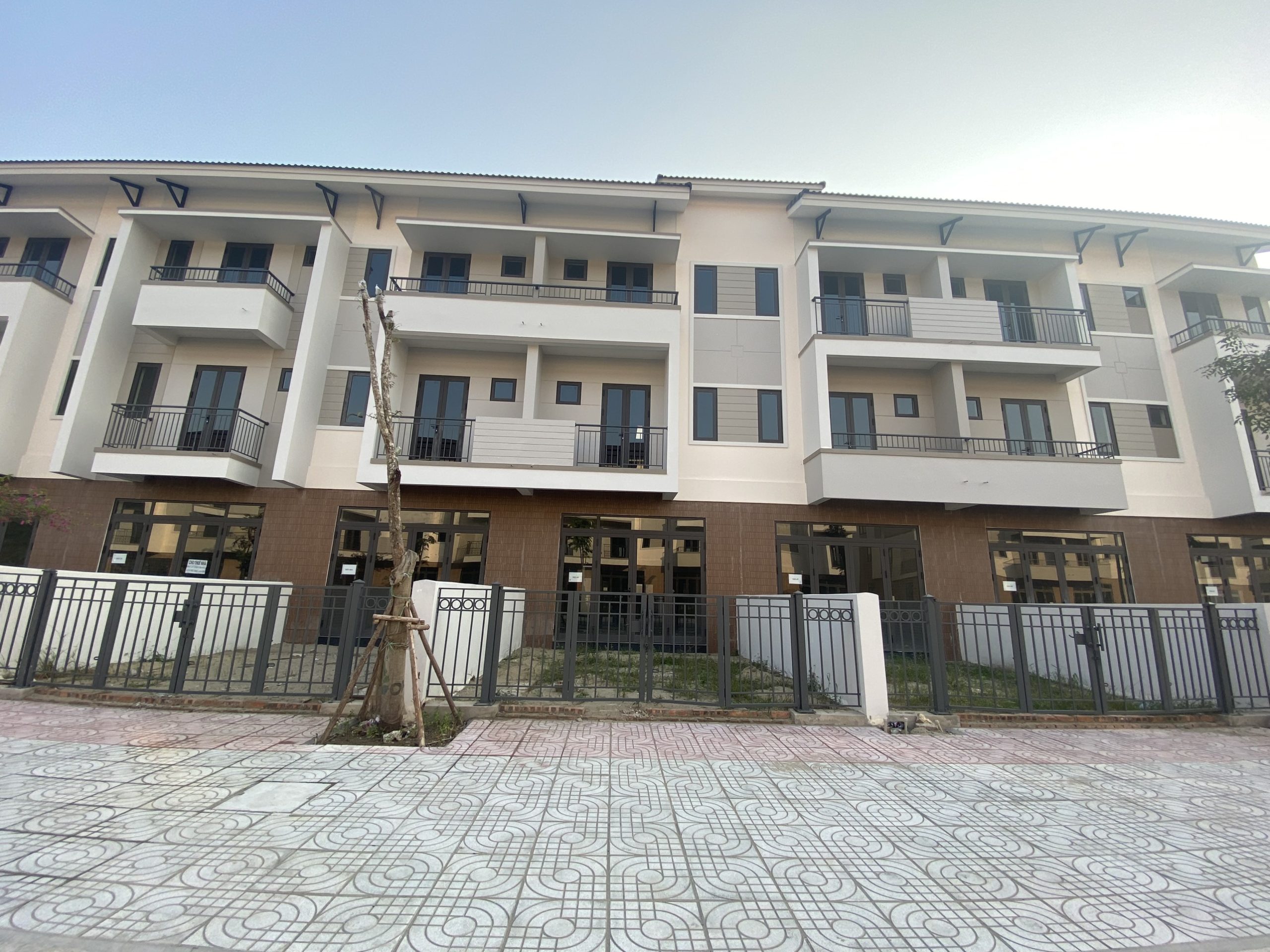 Bán nhà phố 100m2x3T đối diện khu CNC có thể hoàn thiện ở kinh doanh hoặc cho thuê ngay