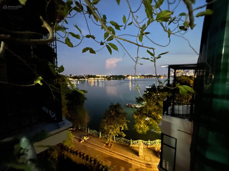 Siêu phẩm mặt Hồ Tây bán 74m2 x 4 tầng, mt 7m, hậu 7m đẹp vô đối, rẻ giật mình