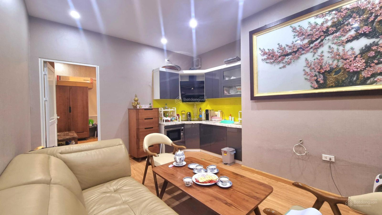 Siêu siêu rẻ. Nhà mặt phố Giảng Võ 52m2, MT 4.2m, 4 tầng, chỉ 10.6 tỷ