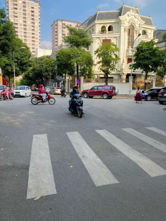 Tòa văn phòng 8 tầng & hầm, khu đô thị phố Dịch Vọng, 86m2, vỉa hè 10m, mặt tiền 6m, chỉ 27,8 tỷ