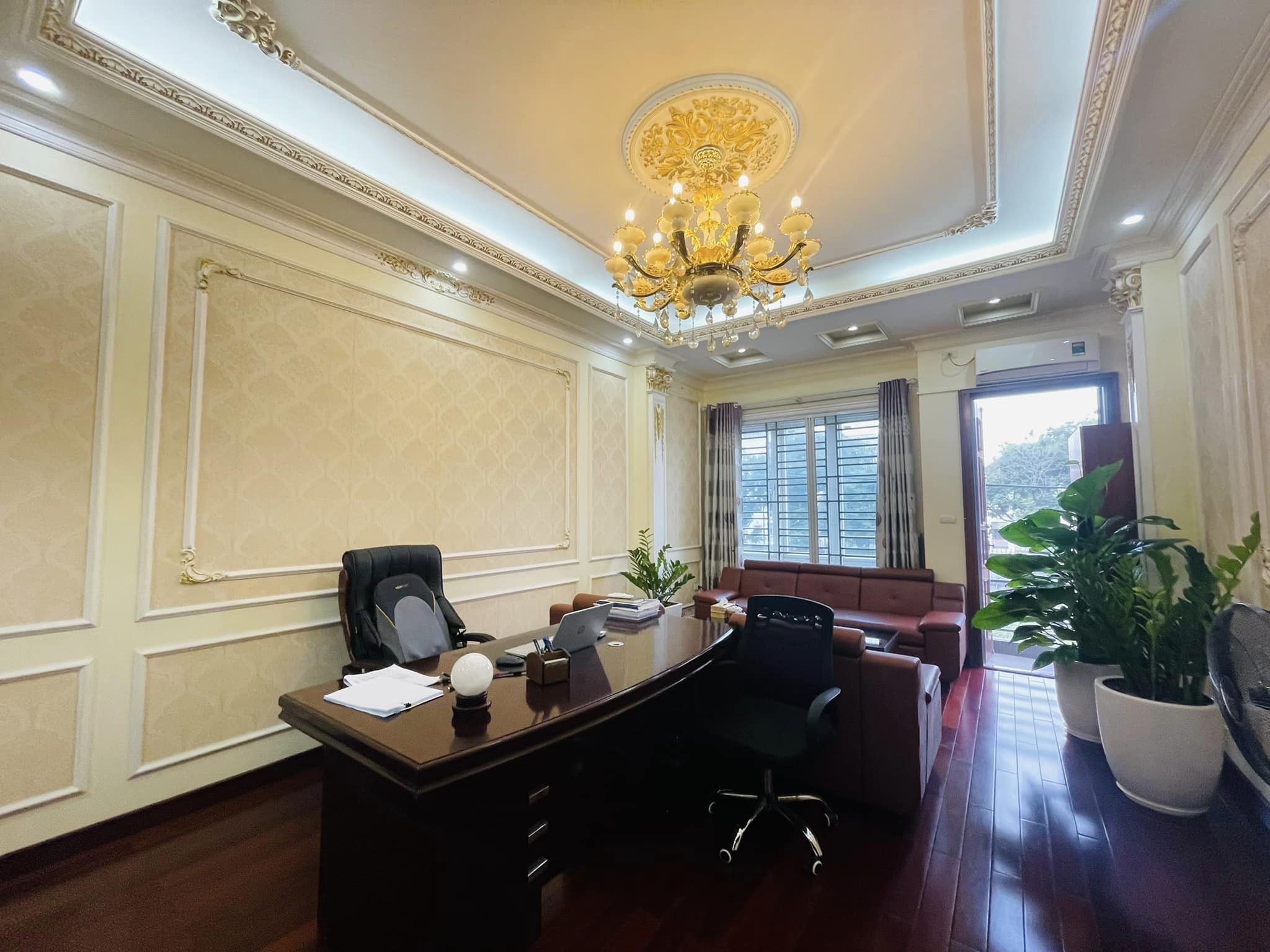 Cần bán gấp nhà ngõ 1 phố Trần Quốc Hoàn đẹp lung linh, ở ngay đón Tết 70m2, 5T, phân lô ô tô tránh, thang máy kinh doanh, 15.2 tỷ