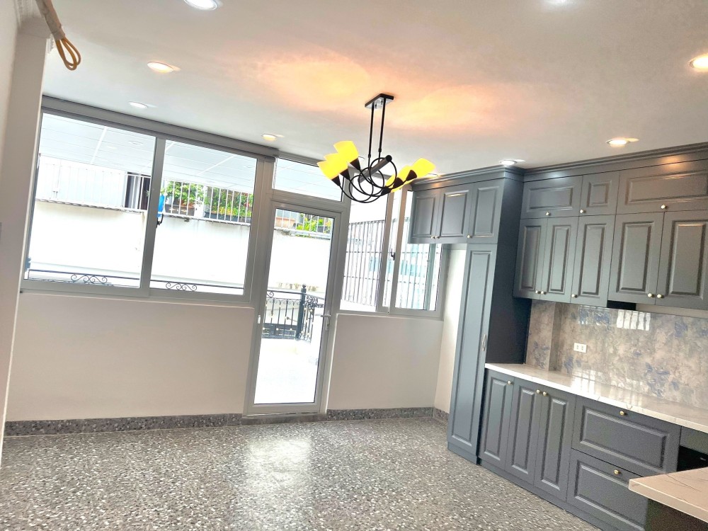 Phố Trần Thái Tông, DT 60m2 x 4 tầng, ngõ ô tô thông, 4 tỷ 6