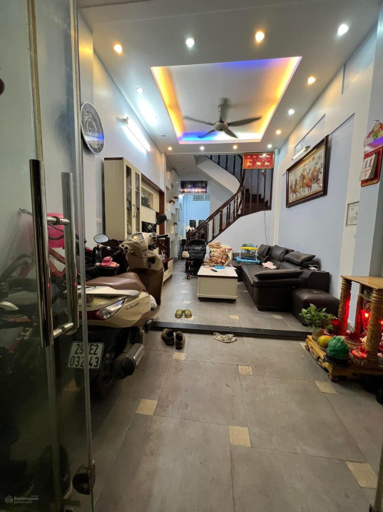 Vĩnh Hưng 43m2 x 5 tầng, MT 4.6m, ngõ ô tô đỗ cửa nhà, giá tốt: 3.2 tỷ, cách 15m ô tô tránh