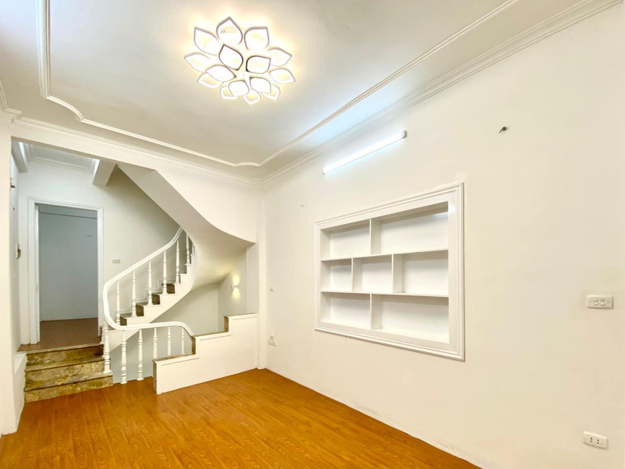 Siêu phẩm phố Võ Thị Sáu, vô cùng hiếm, S 35m2 x 4 tầng, MT 4m, giá chỉ 3 tỷ 8