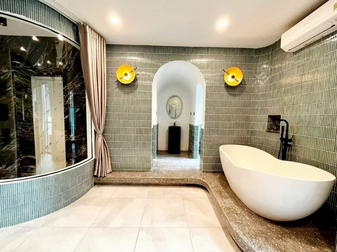 Nhà riêng quận Hoàn Kiếm- 50m2- Mặt tiền khủng 9,4m