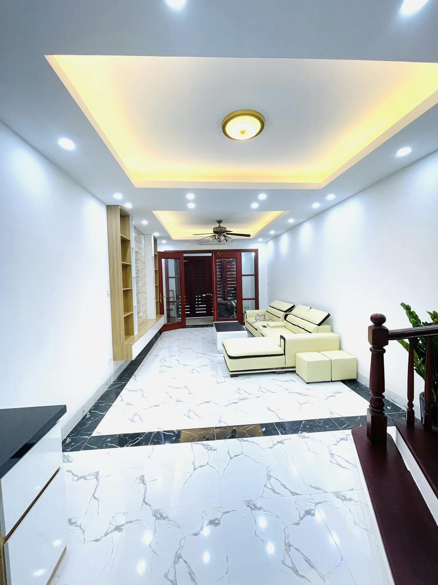 Bán nhà Võng Thị, Tây Hồ 50m, 4T, MT4m, LÔ GÓC, Ô TÔ, Gần Hồ Tây, nhà đẹp ở luôn, giá 7 tỷ 95.