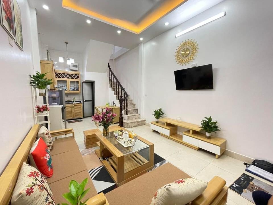 Bán gấp nhà dân xây Lạc Long Quân, 36m, 5 tầng, nhà đẹp ở luôn, giá 5 tỷ.