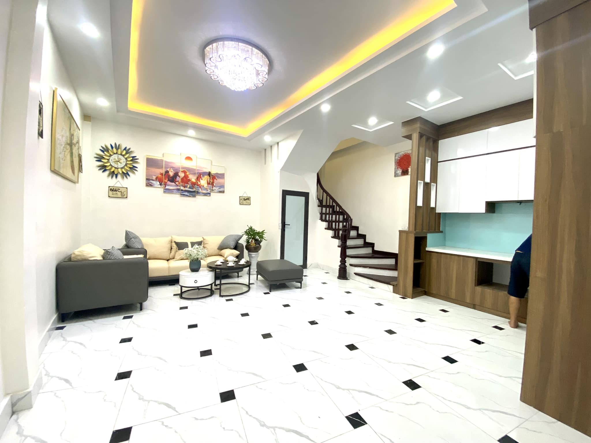 Bán nhà Phố Chùa Láng, Đống Đa 40m,4T, MT 5m, Nhà Đẹp, giá 4 Tỷ68