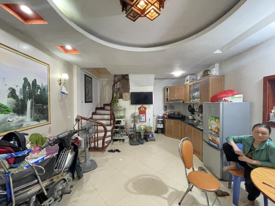 Bán nhà Đường Láng, Đống Đa 33m,5T, MT 4m, Nhà Đẹp, giá 4 Tỷ 3