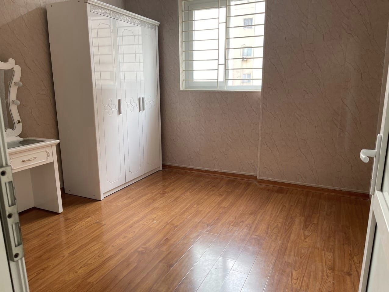 Bán căn hộ chung cư Nam Trung Yên 65m, 2 phòng ngủ, nhà đẹp ở luôn, giá 2 Tỷ45.