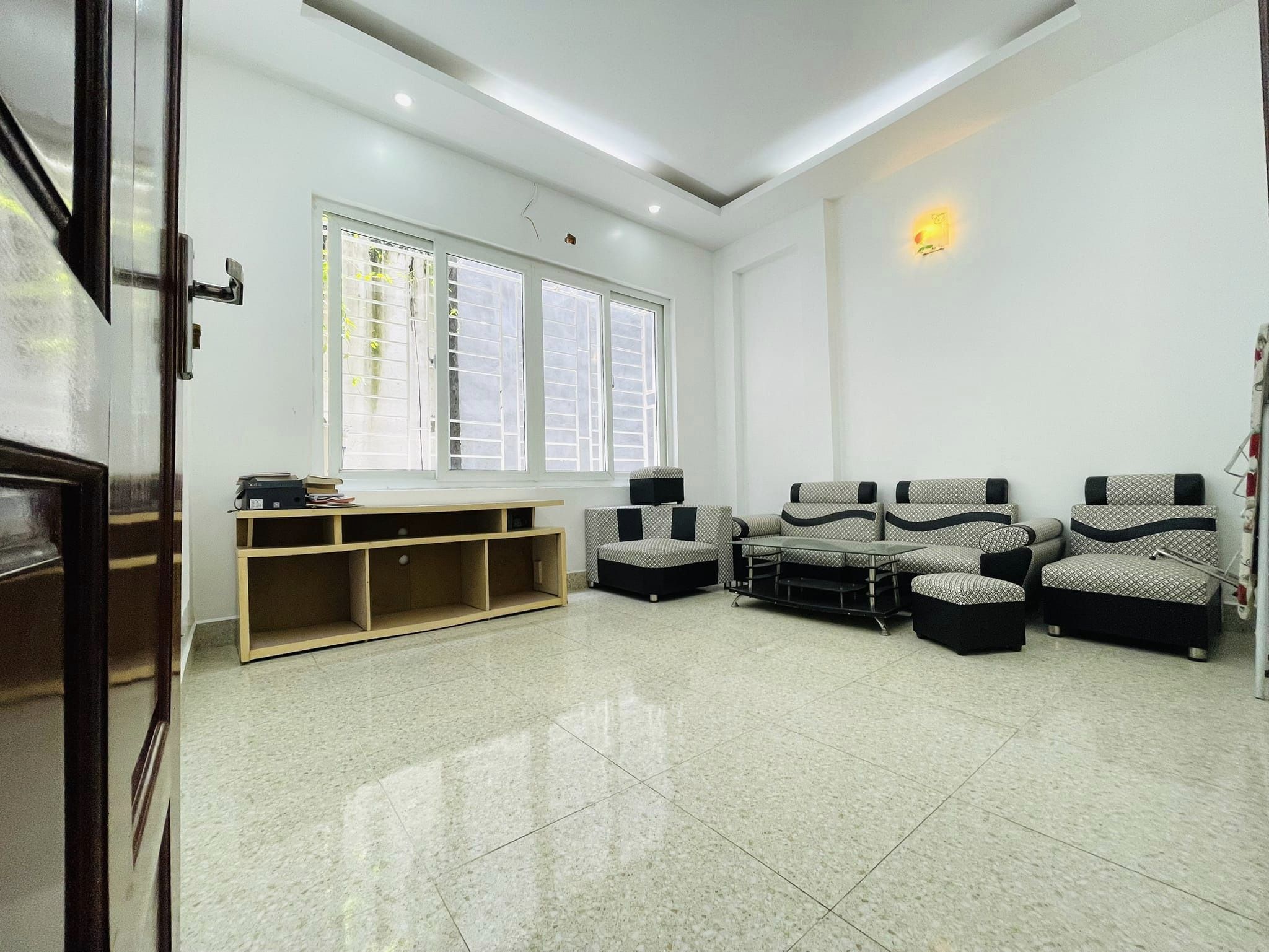 Bán nhà Văn Cao - nhà siêu đẹp - MT rộng- ngõ nông - khu cực VIP - tặng nội thất, 40m, giá 5.2 tỷ.