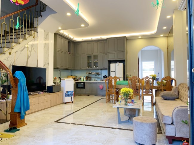 Bán nhà đẹp 3 lầu 6.3x22m hẻm xe hơi đường Bùi Văn Ba Quận 7