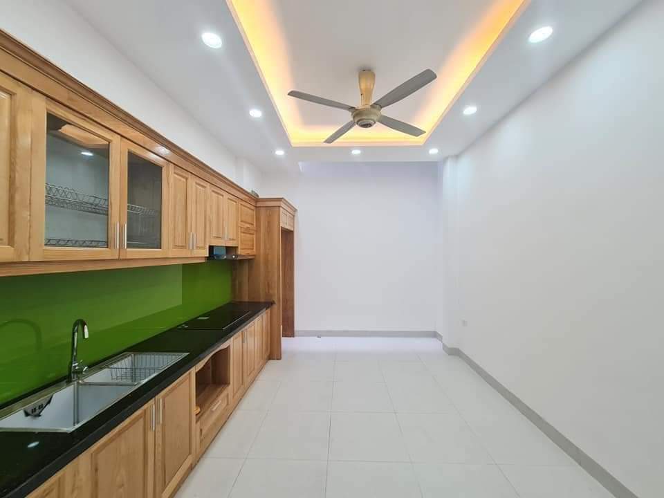 Bán GẤP trước tết căn nhà Ngõ Kim Đồng, dt 60m2 5 tầng, 5 ngủ, gần ô tô, 5.95 tỷ