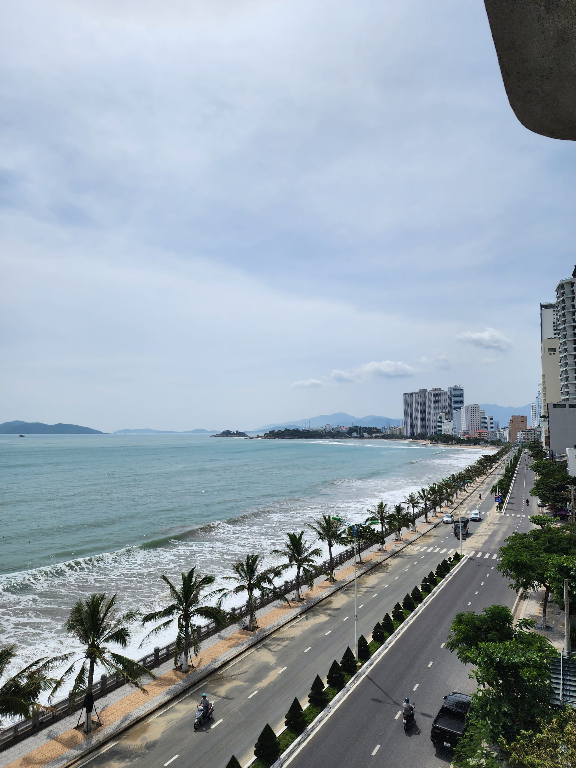 CẦN BÁN GẤP KHÁCH SẠN ĐƯỜNG PHẠM VĂN ĐỒNG, VIEW BIỂN NHA TRANG, 135 TỶ