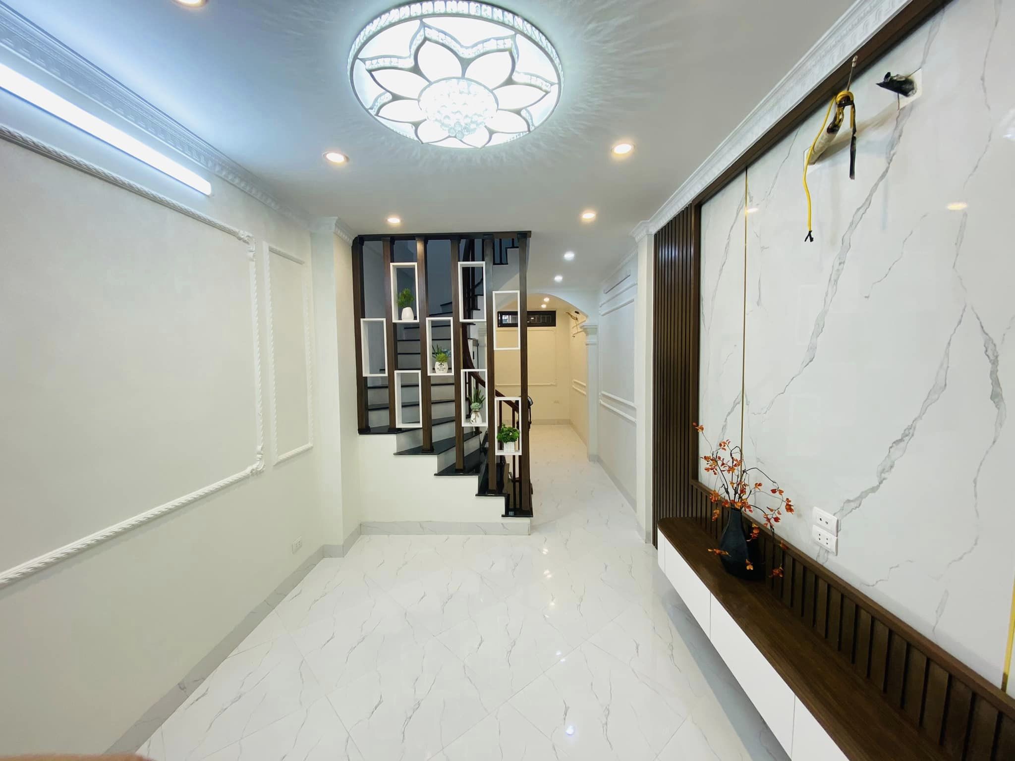 BÁN NHÀ THÁI THỊNH, TRUNG TÂM ĐỐNG ĐA, Ô TÔ ĐỖ CỬA, HAI THOÁNG TRƯỚC SAU, NHÀ ĐẸP Ở LUÔN.