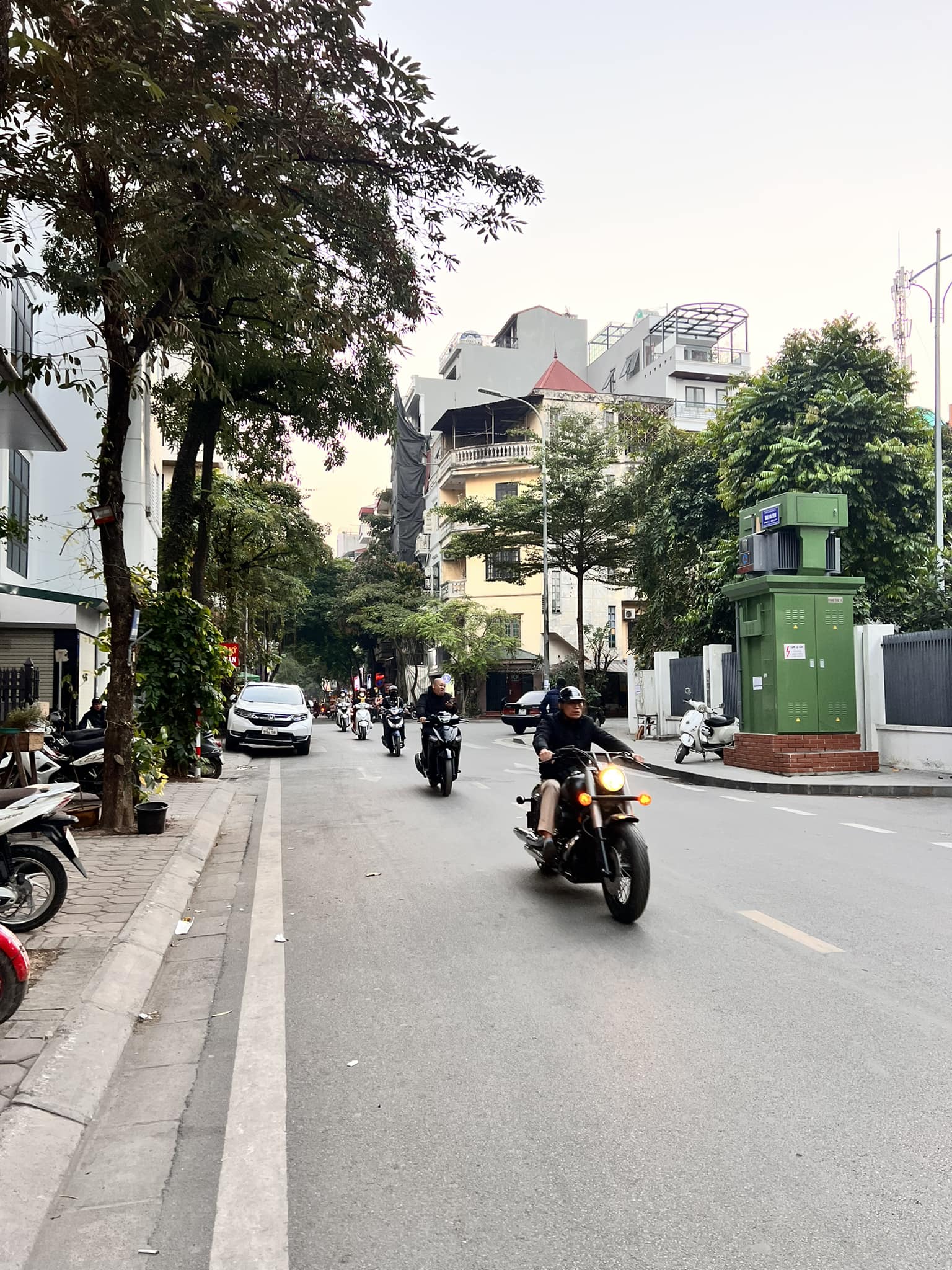 SIÊU PHẨM VIP HOÀNG CẦU- PHÂN LÔ - MẶT NGÕ THÔNG KINH DOANH - Ô TÔ QUA NHÀ - 15M RA MẶT PHỐ