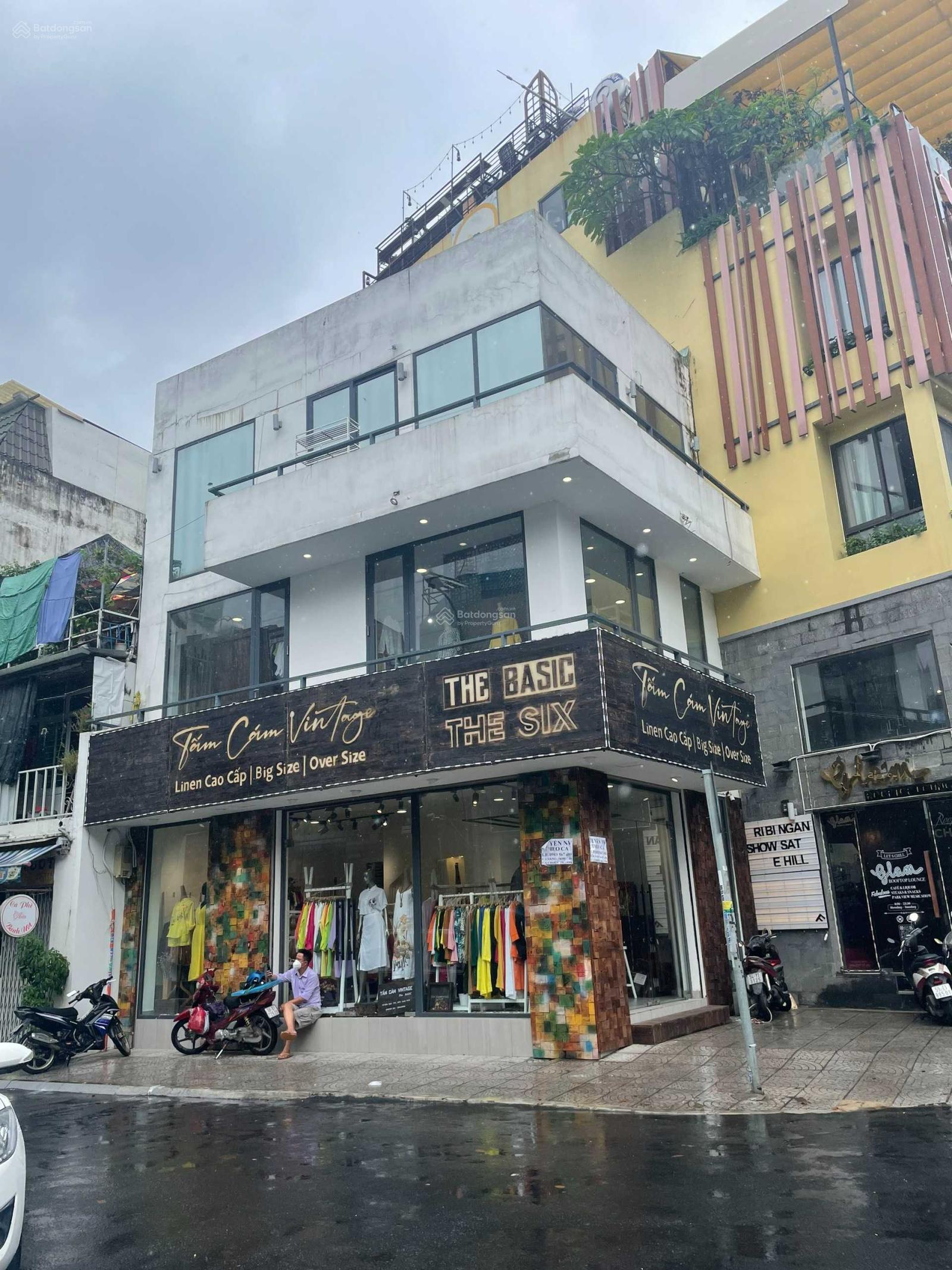 Nhà đẹp ốp kính cần cho thuê! 2 MT Cao Thắng P4 Quận 3(4x17m) trệt 3 tầng+ kho. 3PN. Giá 68 tr/th