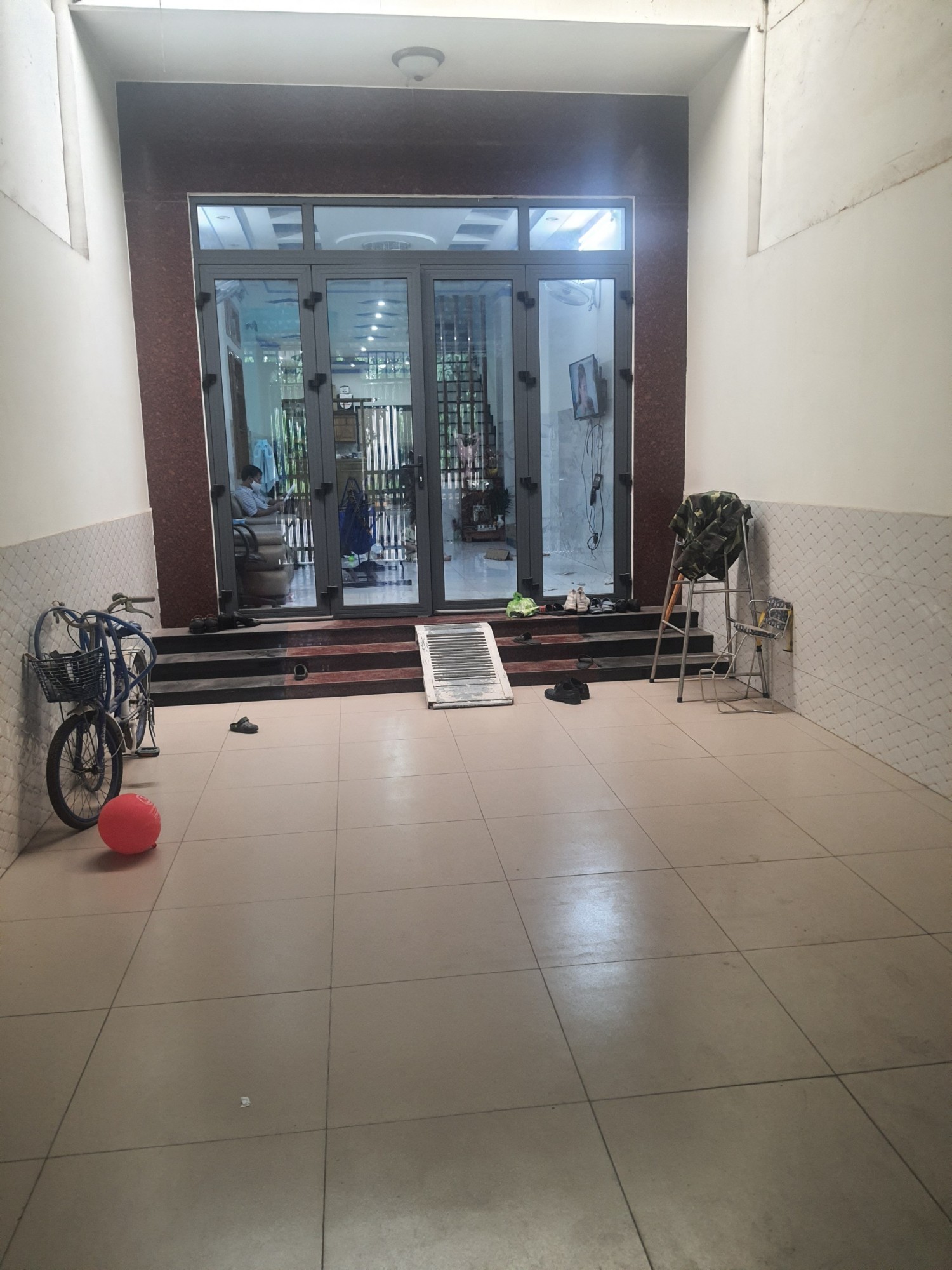 Bán nhà quận 12 Mặt tiền đường Lê Thị Riêng 107M2 4Tầng BTCT 5PN Sân đậu ô tô Chỉ 9 Tỷ 7