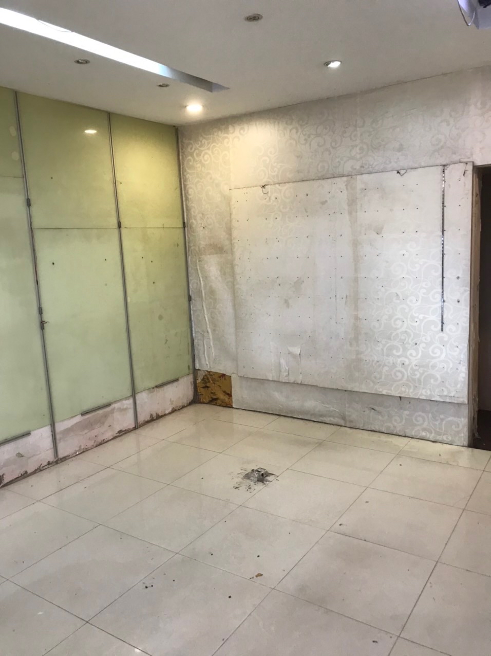 Cho thuê cửa hàng gần - Chợ Hàng Da (Q. Hoàn Kiếm). DT 50 m2. T1. MT 6m. SĐCC. Giá 35 triệu/ tháng.