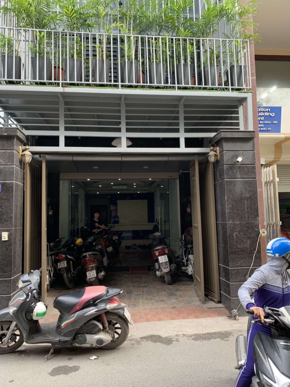 Cho thuê tầng 1, 2 mặt phố Linh Lang, 130m2 nhà mới đẹp 19tr/tháng