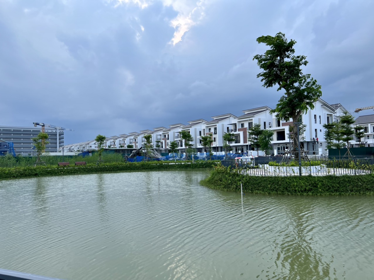 Căn biệt thự đơn lập 300m2, góc vườn hoa, view công viên siêu hiếm tại VSIP TỪ SƠN , giá rẻ chỉ 75 triệu / 1m2, sổ