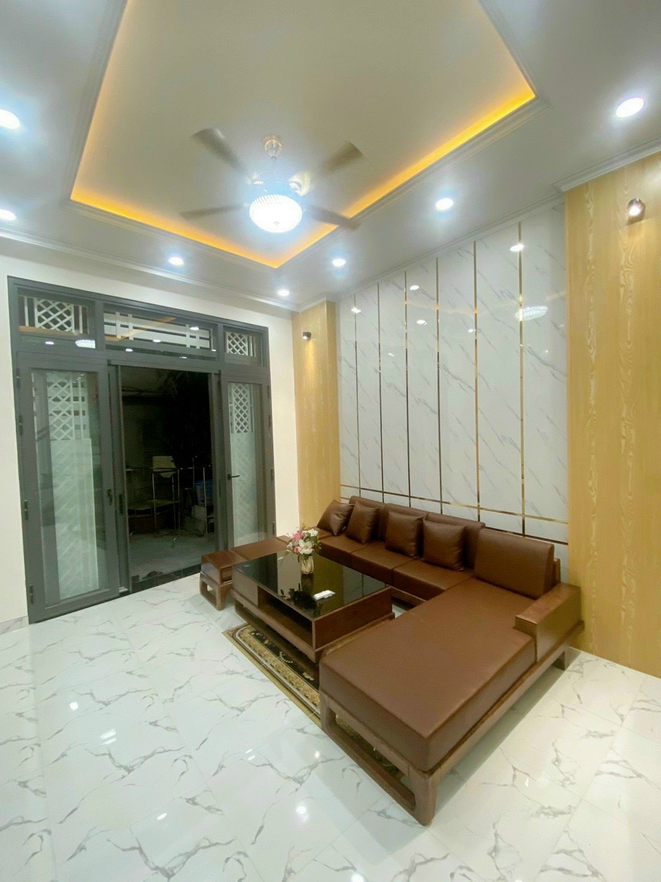 Kẹt vốn làm ăn cần sang lại căn nhà đường Lã Xuân Oai, Quận 9 51m2/1 tỷ 490 tr sổ hồng, gần Vincome