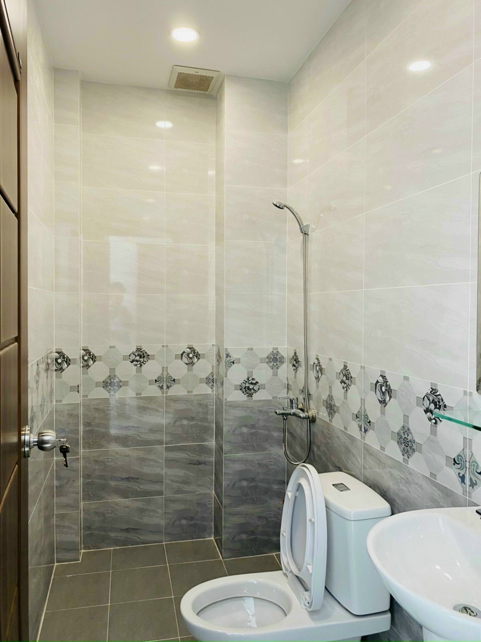 Vỡ nợ bán nhà đường Lạc Long Quân, quận 11, 67m2, 1,32 tỷ sổ riêng chính chủ, nhà còn mới