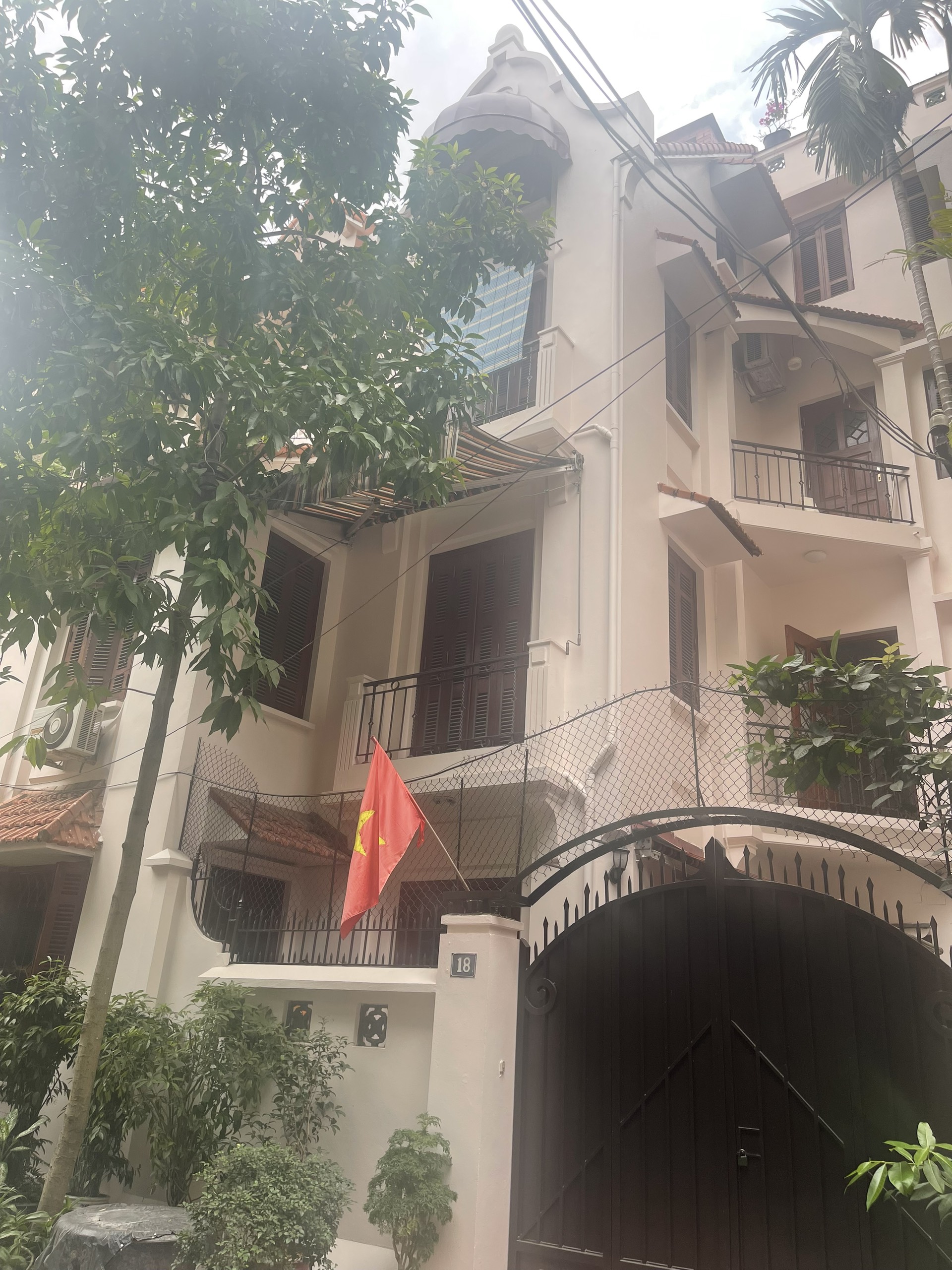 bán nhà ngõ 8 Võng Thị Quận Tây Hồ Phân Lô DT 200m MT 10m giá chỉ 170tr/1m Ở yên tĩnh.