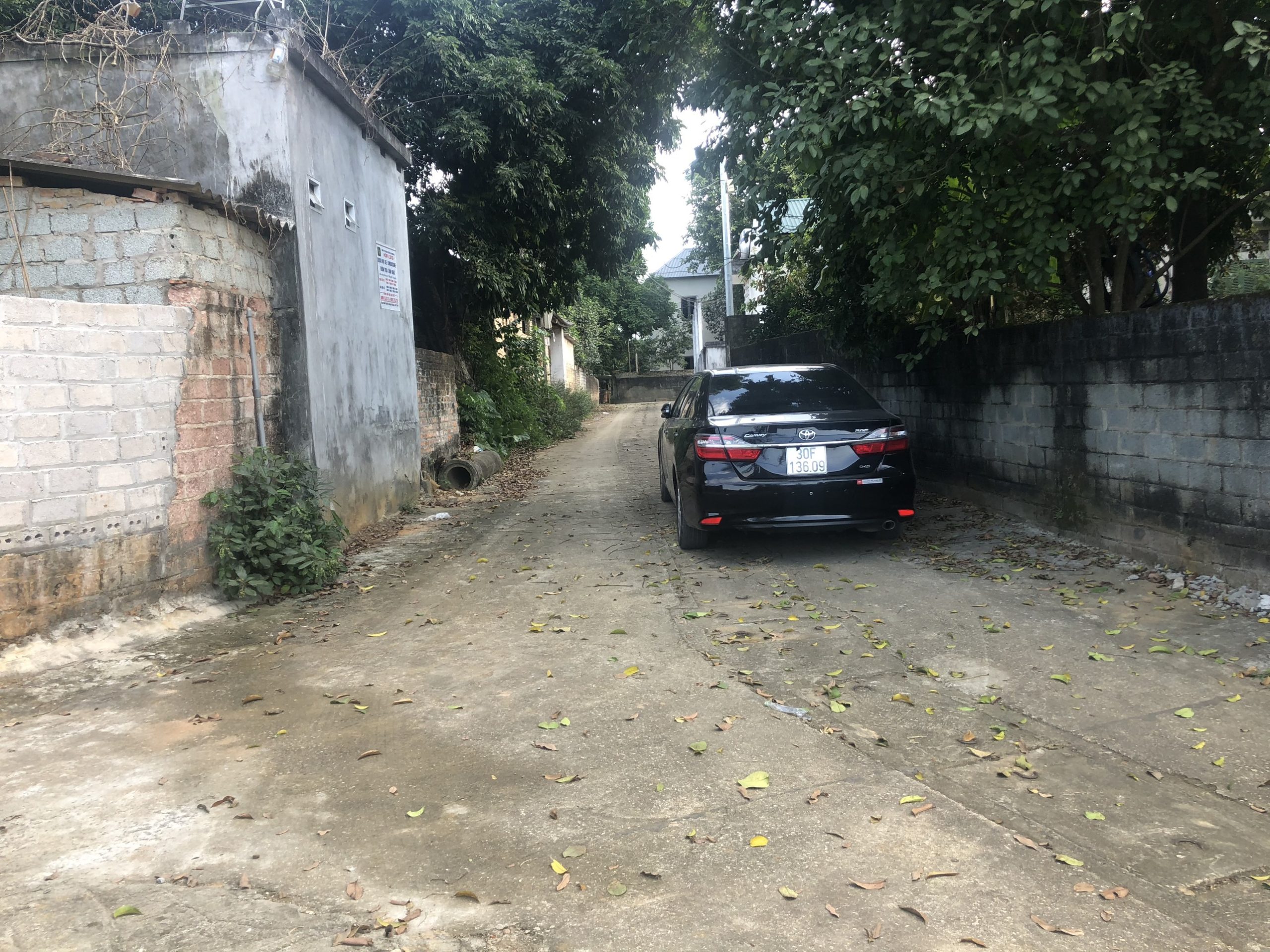 CẦN BÁN LÔ NGHỈ DƯỠNG 2 MẶT TIỀN CÁCH HỒ ĐỒNG MÔ VÀI TRĂM MÉT NĂM GIỮA CÁC KHU NHÀ VƯỜN, NGHỈ DƯỠNG DT 2685,6M2