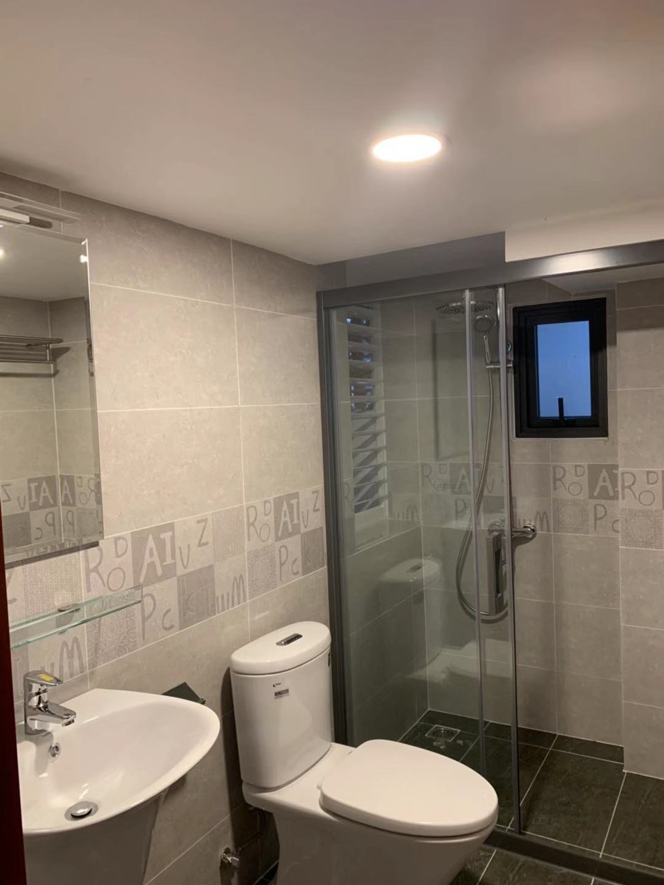 cho thuê nguyên căn hẻm xe hơi 129/12 Nguyễn Tri Phương Quận 5, kết cấu 6 lầu , thang máy 65 triệu/tháng