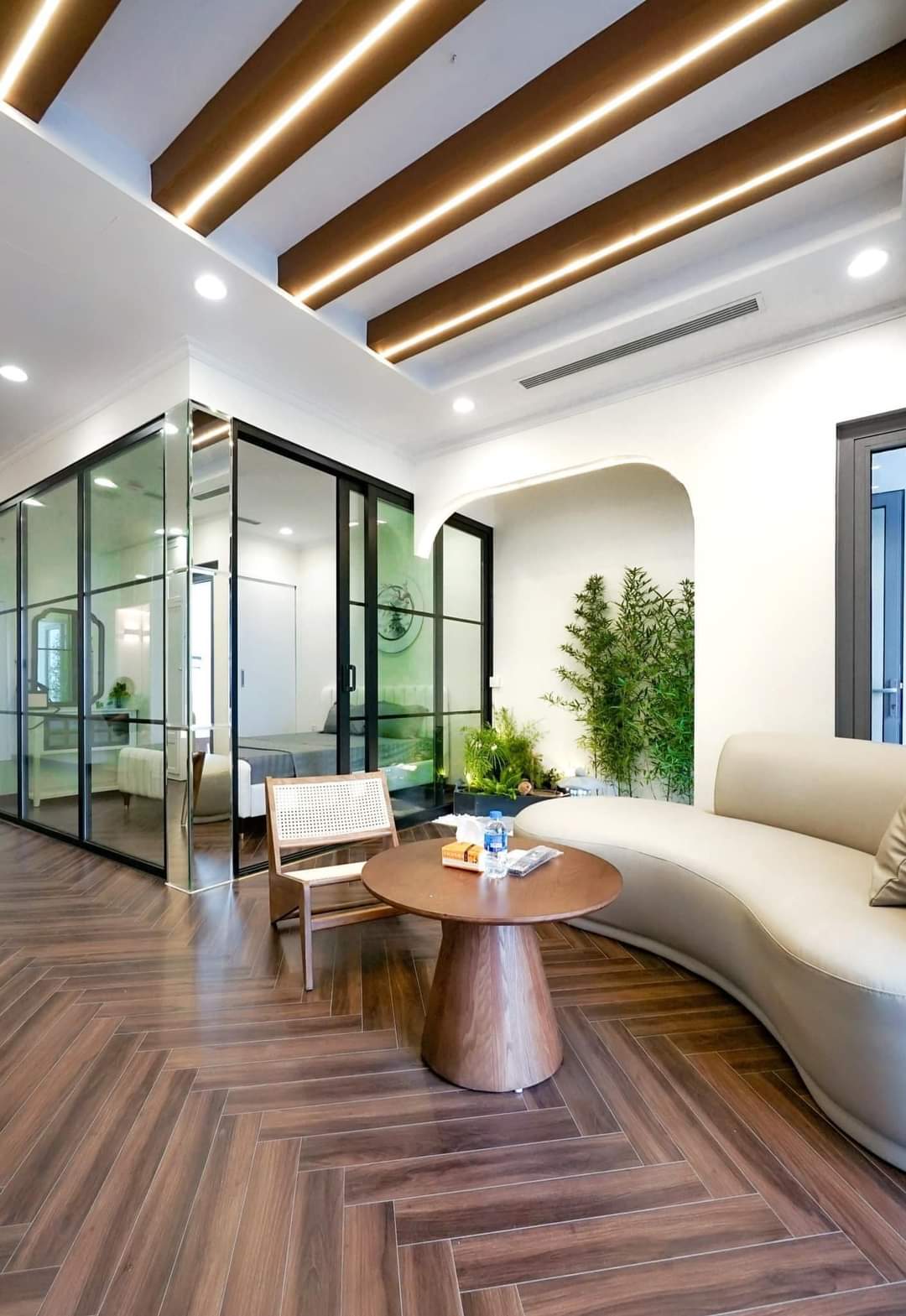 Nhà mới xây 6 tầng đón tết, thang máy, ô tô, Thạch Bàn.