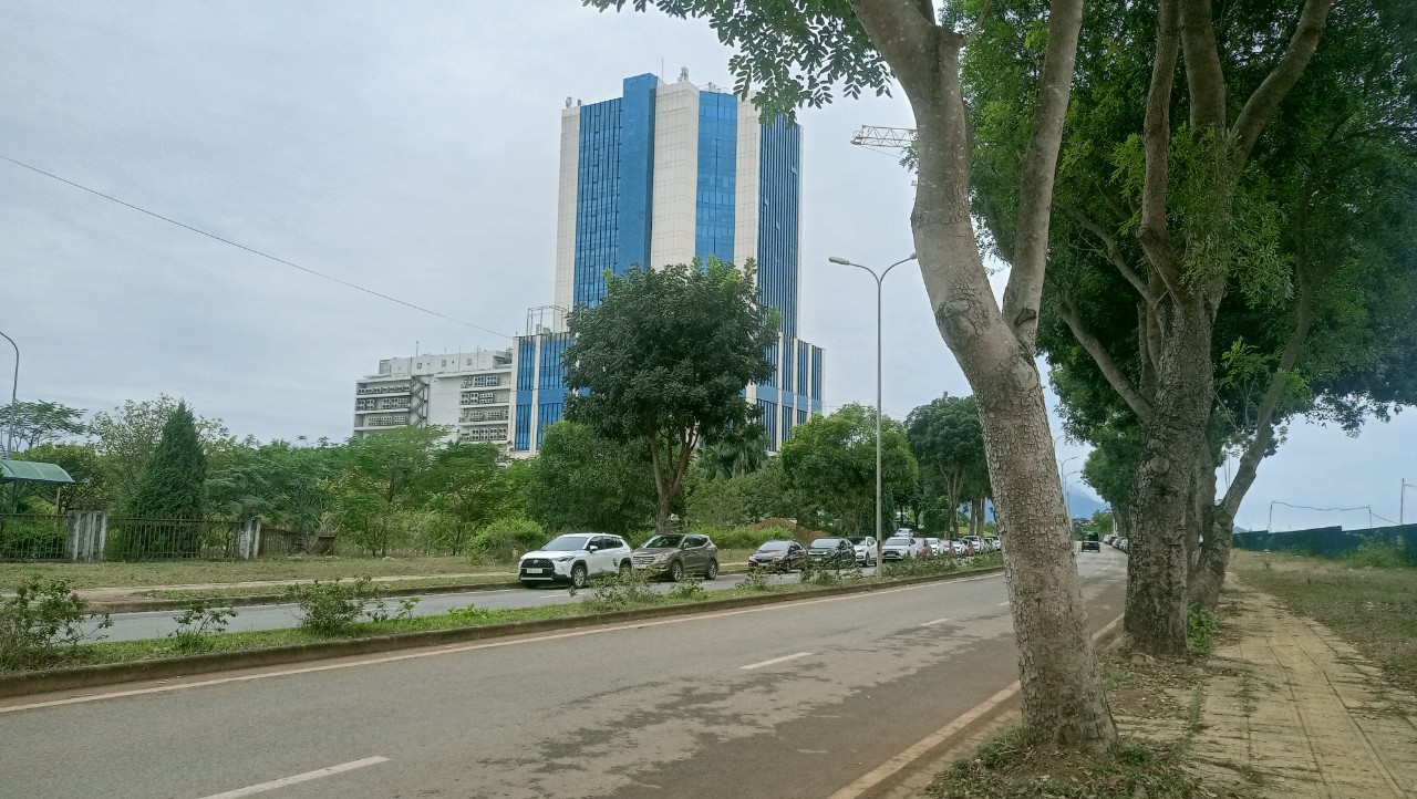 Mảnh đất vàng Cầu Giấy 3280m2, mặt tiền 100m, thích hợp xây toà nhà văn phòng 25 tầng, giá 950 tỷ