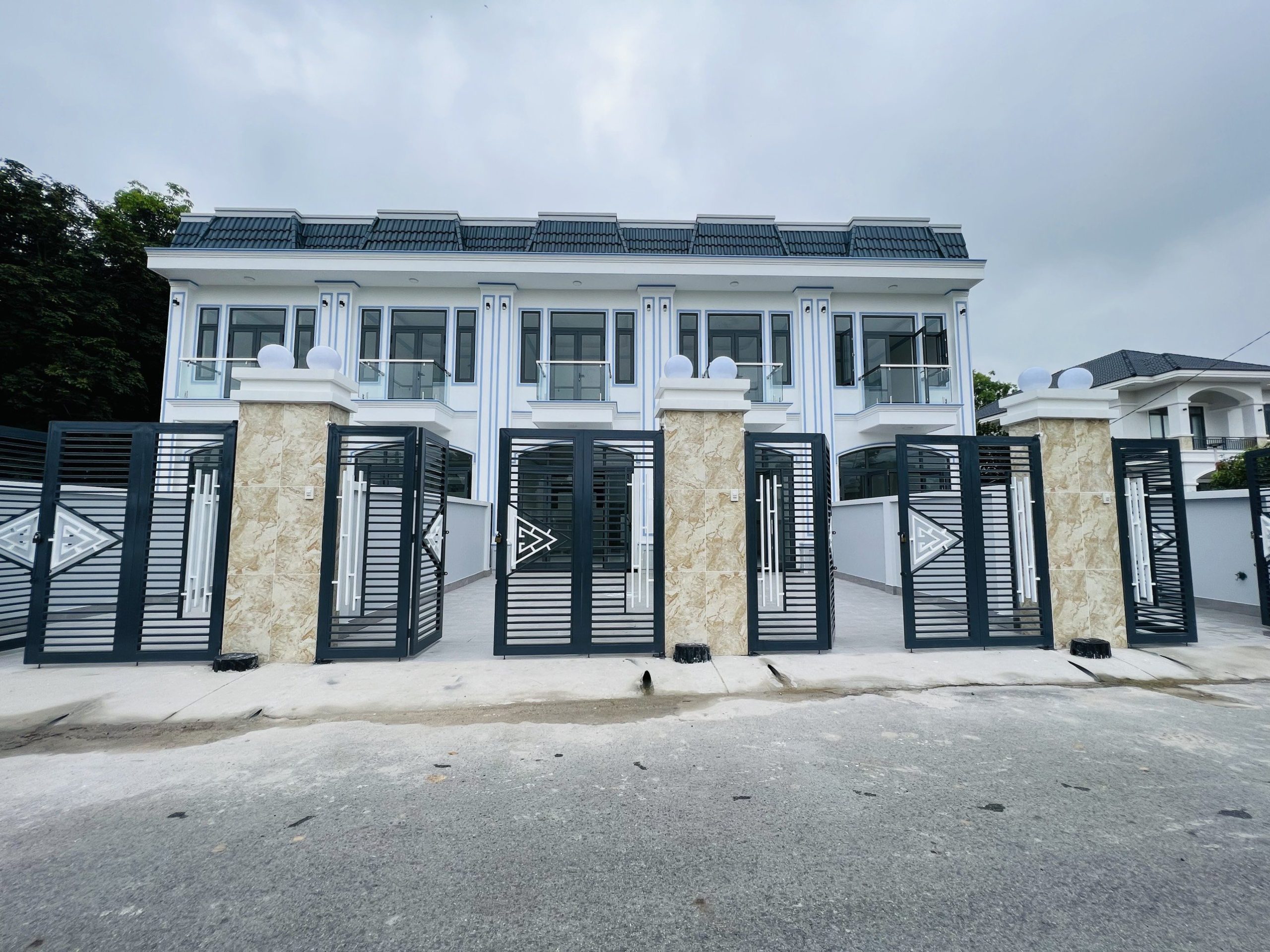 Cần bán nhà mới 1 trệt 1 lầu mặt tiền đường DX 066, Định Hòa giá 3,6 tỷ