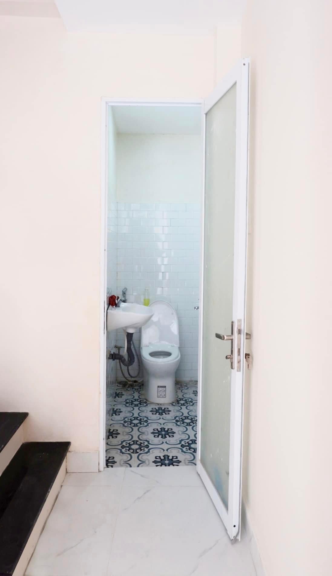 Cho thuê NNC Hoàng Diệu Q4.Dt 3,5x12 trệt lừng 2 lầu 1pk 1pb 2pn 3wc.Giá 15tr/th