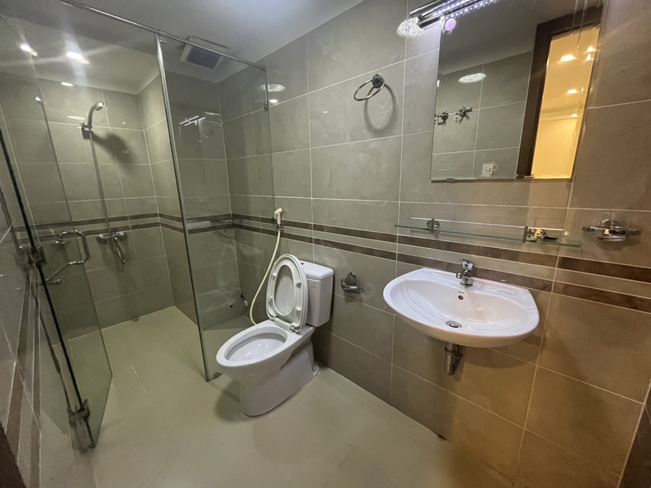 Cho thuê nhà nguyên Căn mặt tiền 9A khu Himlam Q7.Dt.6x20 trệt lửng 3 lầu +ST. Giá.50tr/tháng