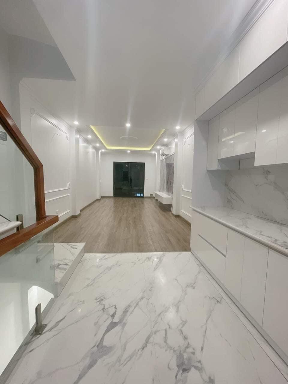 Bán nhà Ngọc Thụy, Long Biên, DT: 45m2 x 6 tầng, Gara Ô tô, Giá nhỉnh 9 tỷ.