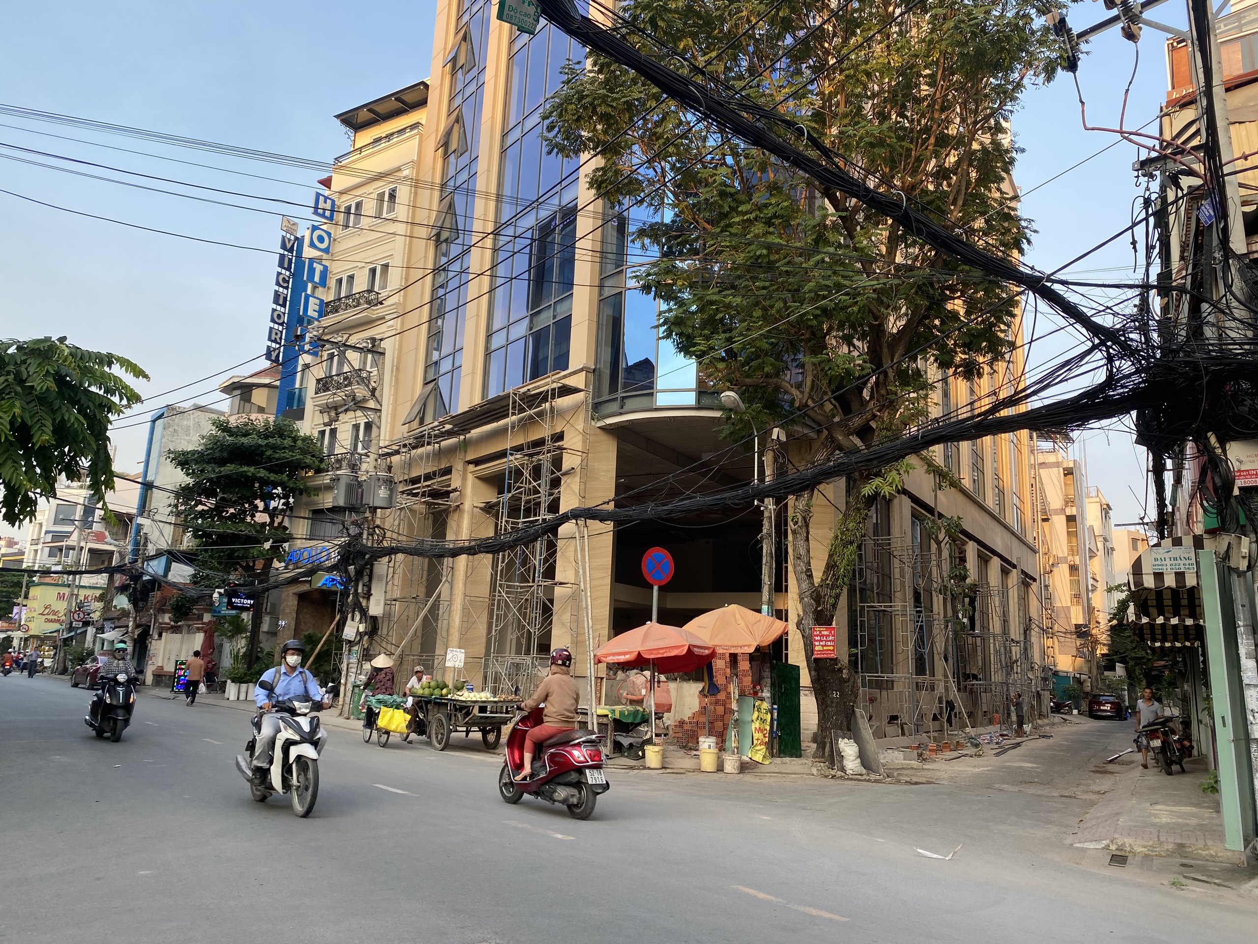 Cho thuê tòa nhà văn phòng 2 mặt tiền đường 92 - 94 Yên Thế, P2, Quận Tân Bình. 15x40m, 2 hầm, 10 tầng