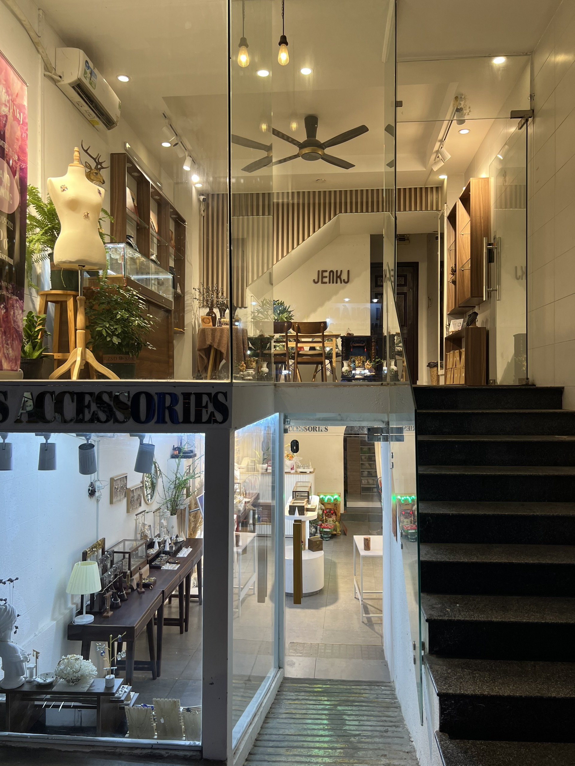 Cho Thuê Nhà Nguyên Căn 11P, 12 Vệ Sinh mặt Tiền Đề Thám, P.bến Thành, Q.1 chỉ 70tr còn TL