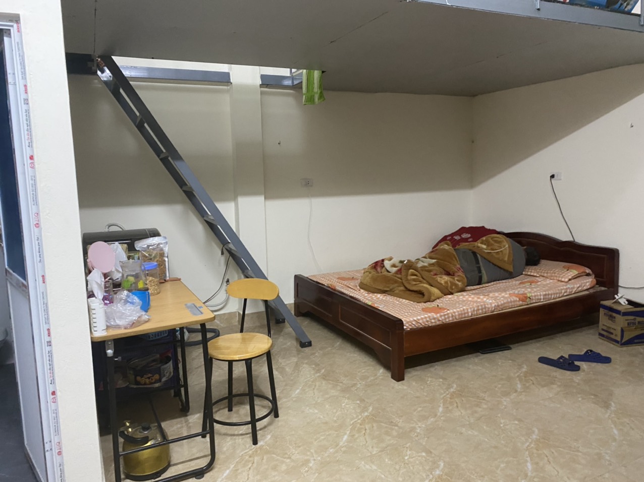 Mình cần nhượng lại phòng ở đầu ngõ 46 Ngọc Hồi